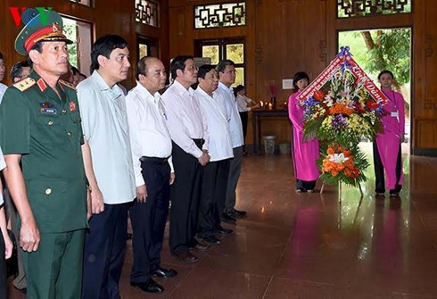 Нгуен Суан Фук зажёг благовония в память о президенте Хо Ши Мине в провинции Нгеан