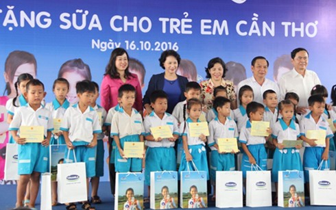 Нгуен Тхи Ким Нган вручила молоко в подарок детям в городе Кантхо