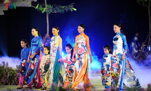 Ханойский фестиваль женского платья «ао-зай»
