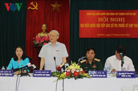 Генсекретарь ЦК КПВ встретился с избирателями ханойского района Бадинь