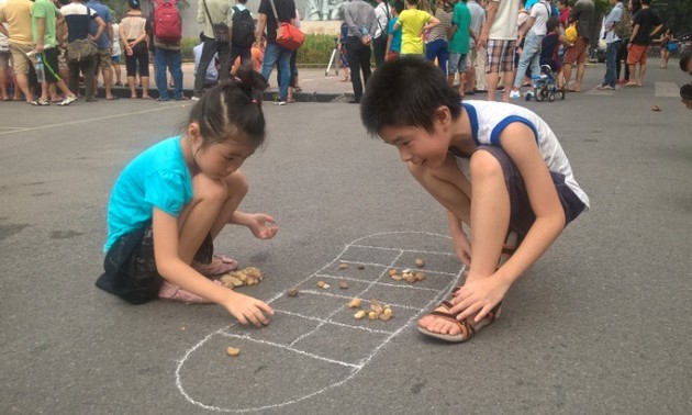 Воссоздание игры «О Ан Куан» на пешеходной улице Ханоя