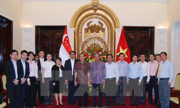 Вьетнам и Сингапур укрепляют сплоченность и развивают центральную роль АСЕАН