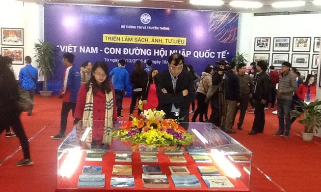 Выставка книг и фотографий «Вьетнам на пути международной интеграции»