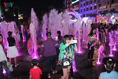 Жители Вьетнама радостно встретили Новый 2017 год