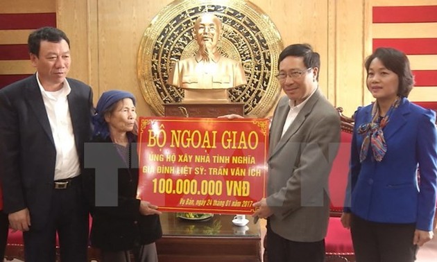 Вице-премьер, глава МИД Вьетнама навестил семьи льготников в провинции Намдинь