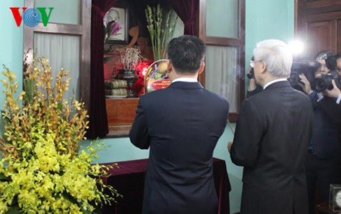 Нгуен Фу Чонг зажёг благовония в память о президенте Хо Ши Мине