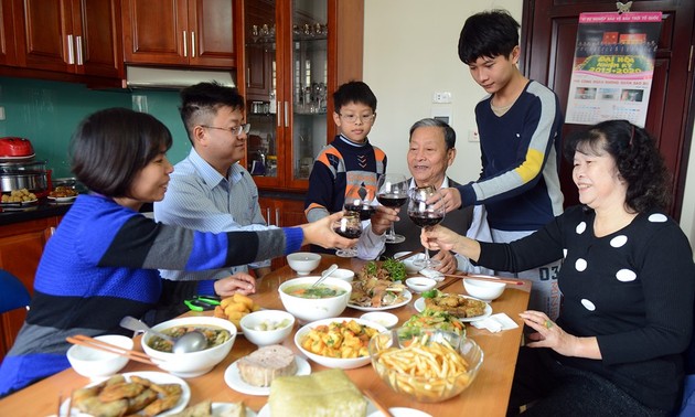 Вечер последнего дня года по лунному календарю во вьетнамских семьях
