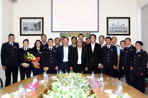 Премьер Вьетнама Нгуен Суан Фук провёл осмотр в аэропорту Таншоннят