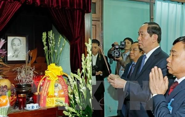 Чан Дай Куанг зажёг благовония в память о президенте Хо Ши Мине