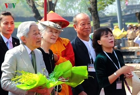 Император и императрица Японии посетили императорский дворец во вьетнамском городе Хюэ
