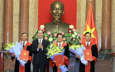 Президент Вьетнама вручил постановления о назначении судей Верховного народного суда