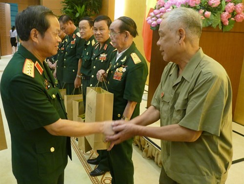 До Ба Ти встретился с представителями Общества бывших солдат на тропе Чыонгшон