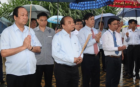 Нгуен Суан Фук зажёг благовония в мемориальном комплексе 52-го полка «Тэй-Тиен»