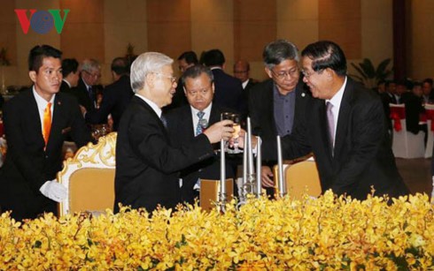Хун Сен: необходимо прилагать все усилия для укрепления и развития отношений Вьетнама и Камбоджи