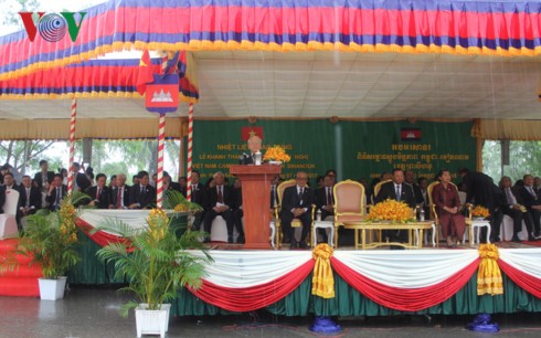 Генсек ЦК КПВ: необходимо усиливать сотрудничество между районами Вьетнама и Камбоджи