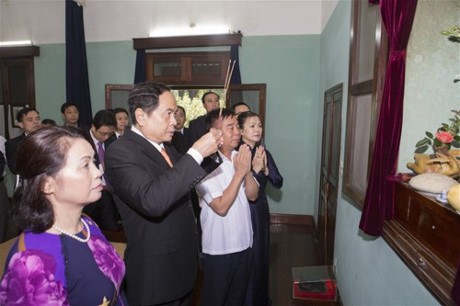 Глава ОФВ Чан Тхань Ман зажег благовония в память о Президенте Хо Ши Мине