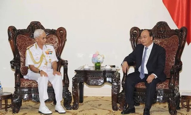 Нгуен Суан Фук принял начальника штаба, командующего ВМС Индии адмирала Сунила Ланбу