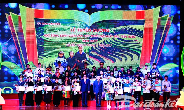 В Ханое названы лучшие школьники и студенты – представители нацменьшинств 2017 года