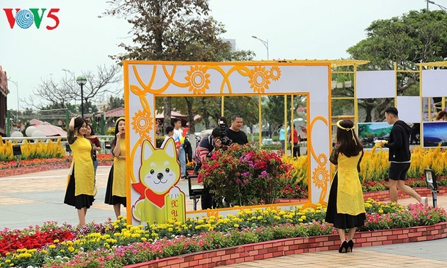 Жители Вьетнама радостно встречают Новый год Земляной Собаки
