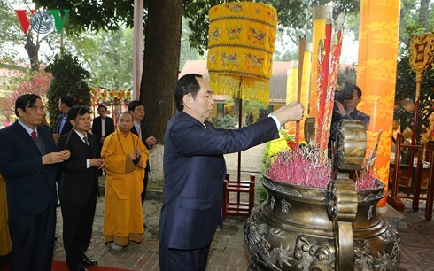 Президент Вьетнама зажёг благовония в знак встречи весны