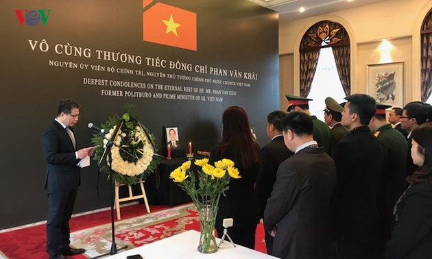 Вьетнамцы и зарубежные друзья приходят на прощание с экс-премьером страны Фан Ван Кхаем