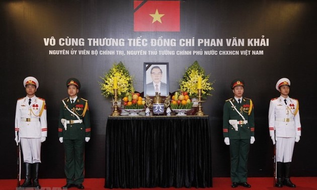 Во Вьетнаме и за его пределами продожается прощание с экс-премьером Фан Ван Кхаем