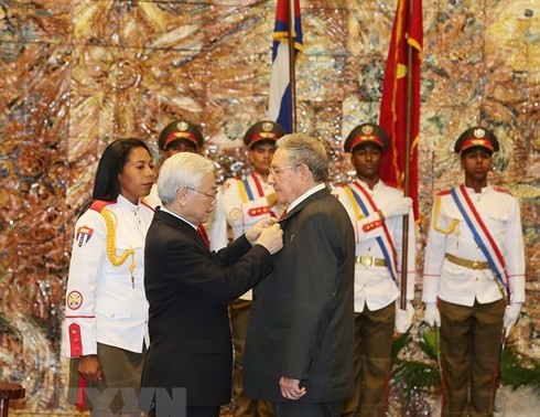 Нгуен Фу Чонг наградил председателя Госсовета Кубы Рауля Кастро орденом «Золотая звезда»
