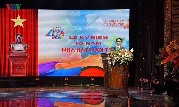Вице-премьер Ву Дык Дам принял участие в праздновании 40-летия создания театра «Молодость»