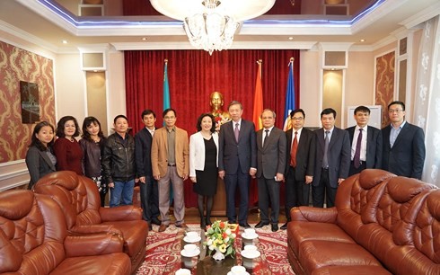 Глава МОБ Вьетнама То Лам посетил посольство СРВ в Казахстане