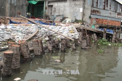Нгуен Суан Фук поручил сконцентрироваться на ликвидации последствий оползней в дельте реки Меконг