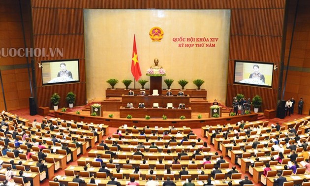 Депутаты парламента Вьетнама обсуждают законопроект о морской полиции