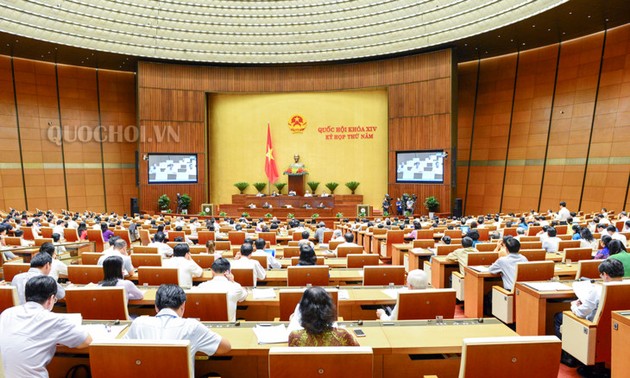 Депутаты парламента Вьетнама продолжают обсуждать социально-экономическое положение в стране