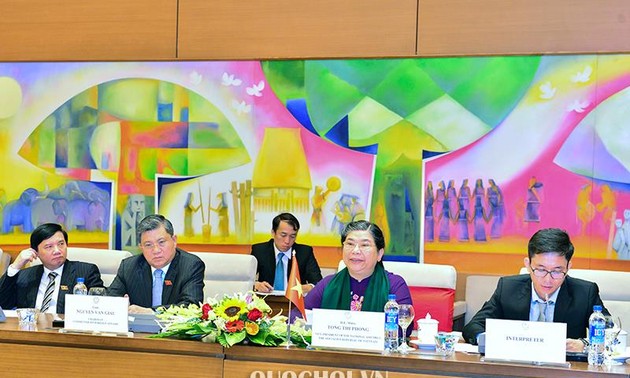 Тонг Тхи Фонг провела переговоры с вице-спикером парламента Лаоса