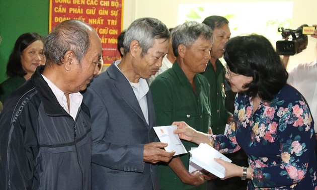 Вице-президент СРВ вручила подарки семьям льготной категории в провинции Дакнонг