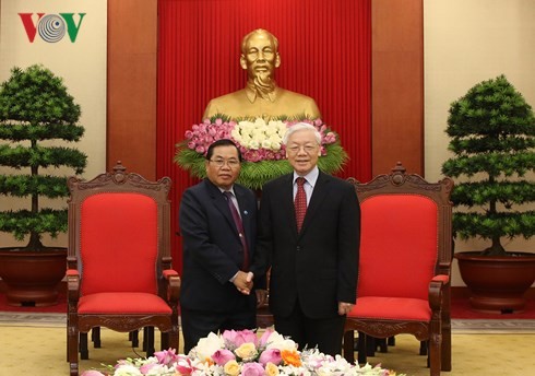 Генсек ЦК КПВ Нгуен Фу Чонг принял вице-спикера лаосского парламента