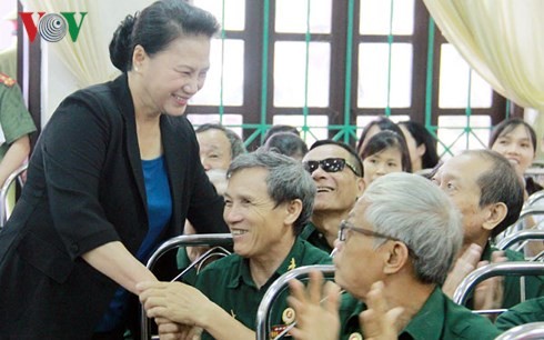 Спикер парламента Вьетнама навестила больных военнослужащих и инвалидов войны провинции Ханам