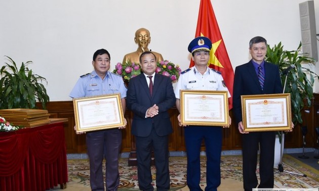 Во Вьетнаме награждены коллективы и отдельные лица за большой вклад в защиту сограждан