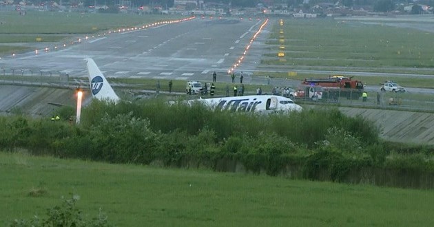 В Сочи пассажирский самолёт совершил аварийную посадку и загорелся