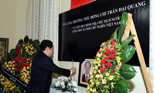 Руководители стран и партий скорбят о кончине президента Вьетнама Чан Дай Куанга
