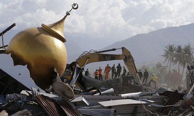 Число жертв землетрясения в Индонезии составило около 2 тыс. человек