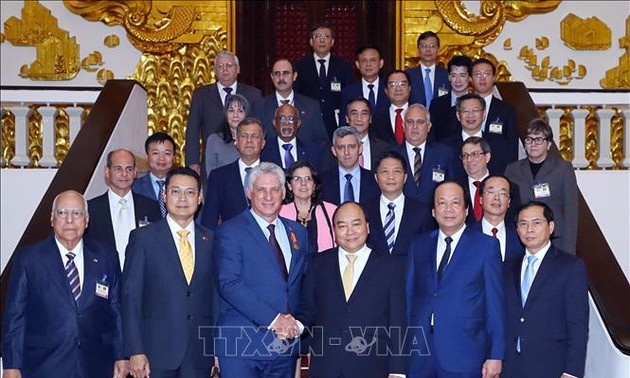 Премьер Вьетнама встретился с председателем Госсовета и Совета министров Кубы