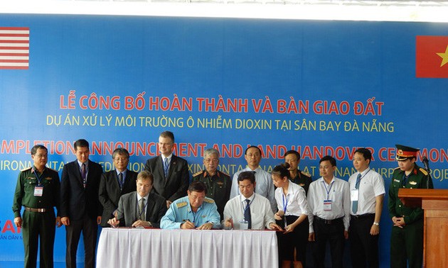 Вьетнам и США завершили очистку района аэропорта Дананг от диоксинов