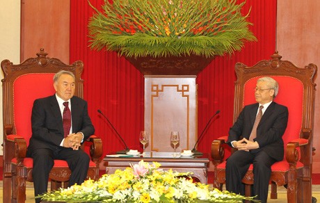 Нгуен Фу Чонг поздравил лидера Казахстана с Днём независимости