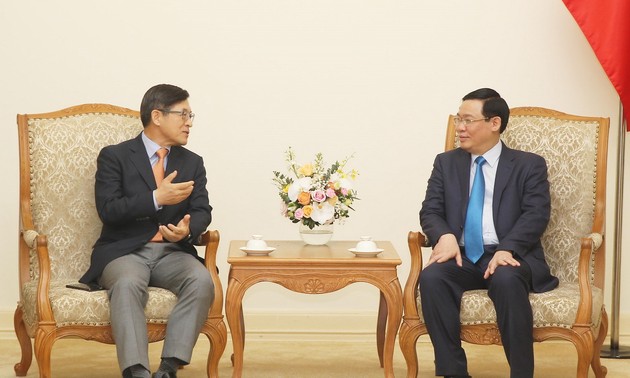 Вице-премьер СРВ Выонг Динь Хюэ принял гендиректора «Самсунг Вьетнам»