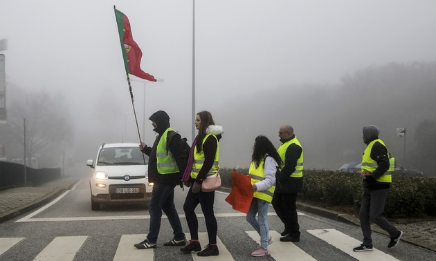 В Португалии и Британии начались протесты движения «желтых жилетов»