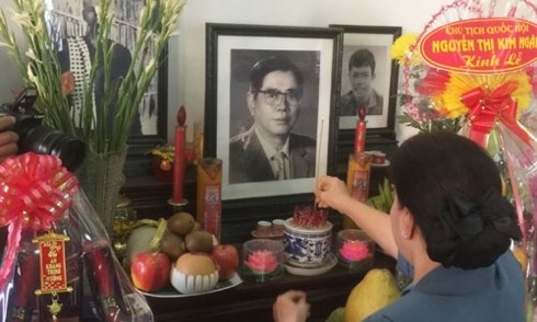 Нгуен Тхи Ким Нган зажгла благовония в память о бывших руководителях партии и государства