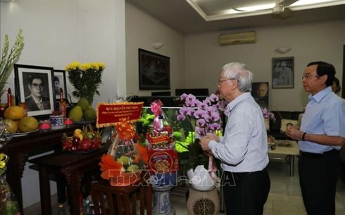 Нгуен Фу Чонг зажёг благовония в память о генсеке ЦК КПВ Нгуен Ван Лине