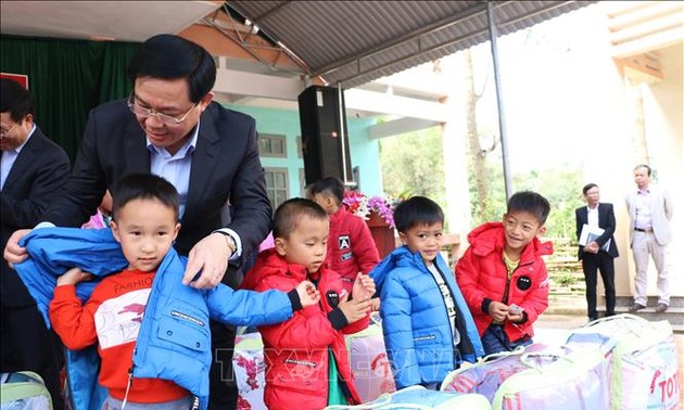 Руководители Вьетнама вручили подарки малоимущим семьям по случаю Нового года 