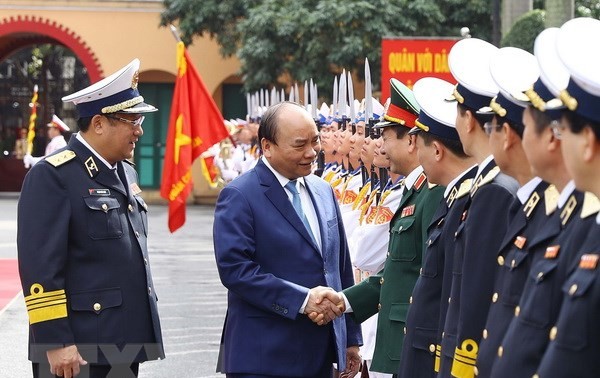 Премьер Вьетнама Нгуен Суан Фук проверил боеготовность ВМС страны