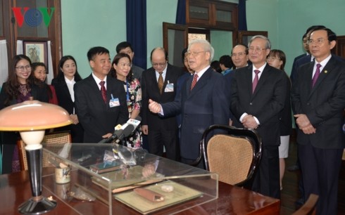 Нгуен Фу Чонг зажёг благовония в память о Президенте Хо Ши Мине 